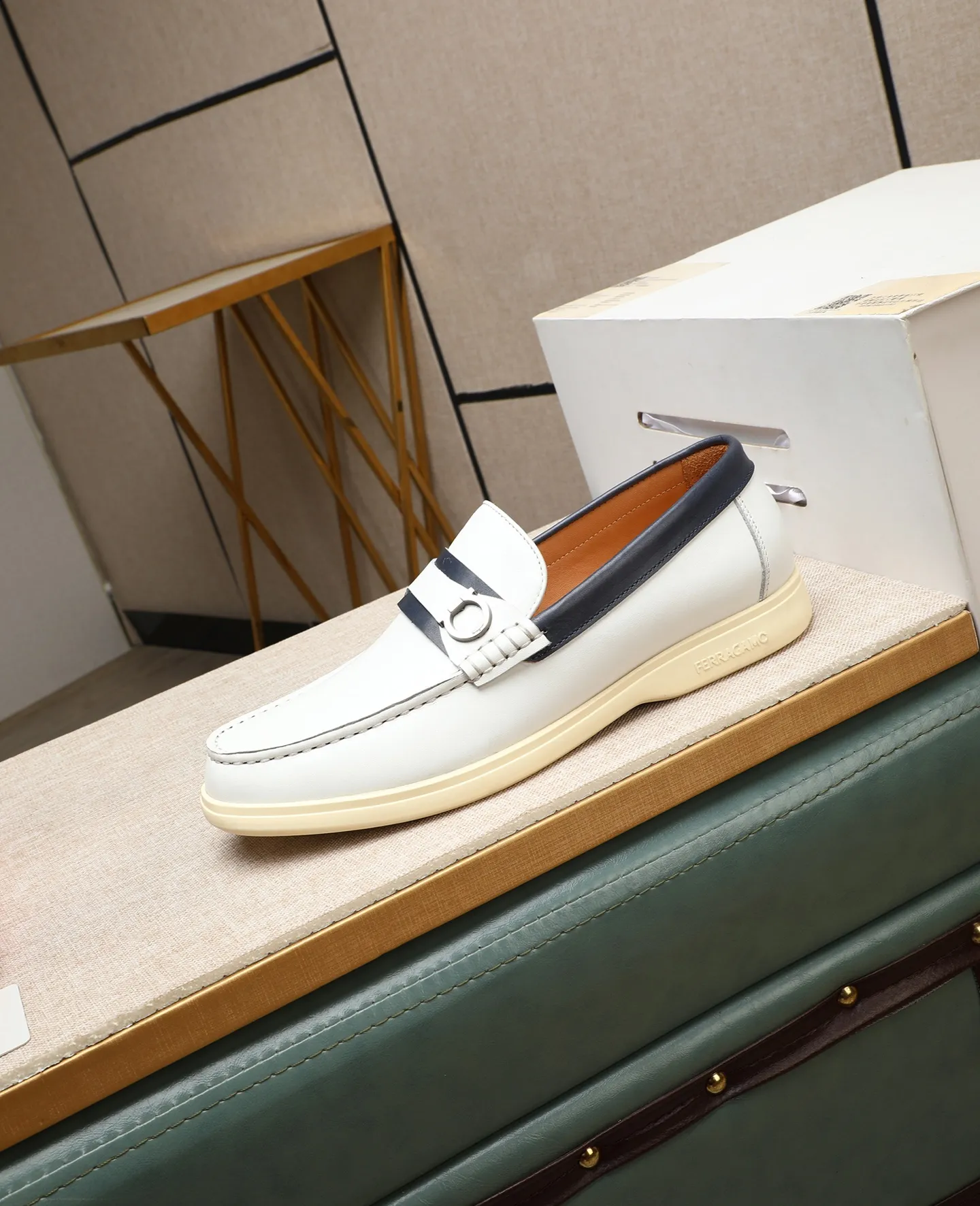 Men's shoes 💰580 📛📛(water-dyed cow lining) Salvatore Ferragamo high-end (Salvatore Ferragamo) is the top international luxury footwear brand. It comes from the fashion kingdom of Italy. It is famous all over the world for its traditional handmade design and novel styles... 🚶🏻🚶🏻New suit shoes are available simultaneously at the counter. This style is purely handmade. The fabric is imported Italian calfskin➕Soft water-dyed cowhide lining. Original authentic outsole🌀🌀Size: 38➖44 (45 46 customized)